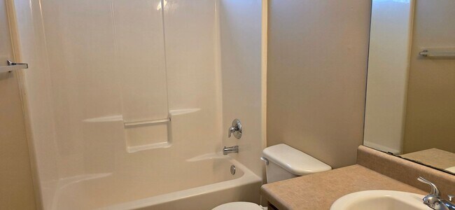 Building Photo - 3 Bedroom 2 Bath Close To Missouri State University $1295