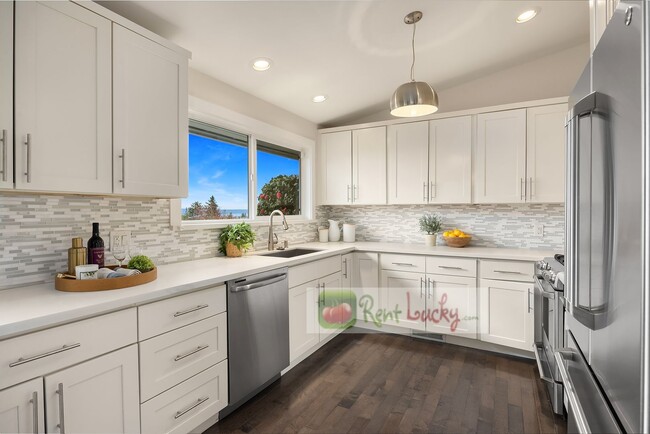 Building Photo - VIEWS, VIEWS, VIEWS!! Stunning & LARGE 4-B...