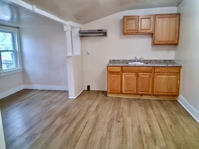 Building Photo - 325 N Laurel St