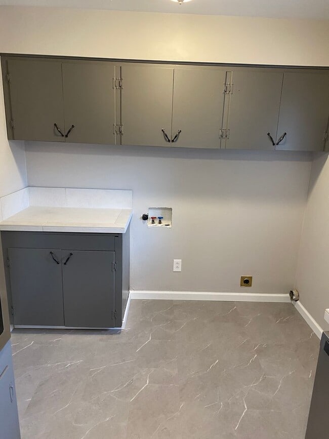 Building Photo - r115/119vDuplex