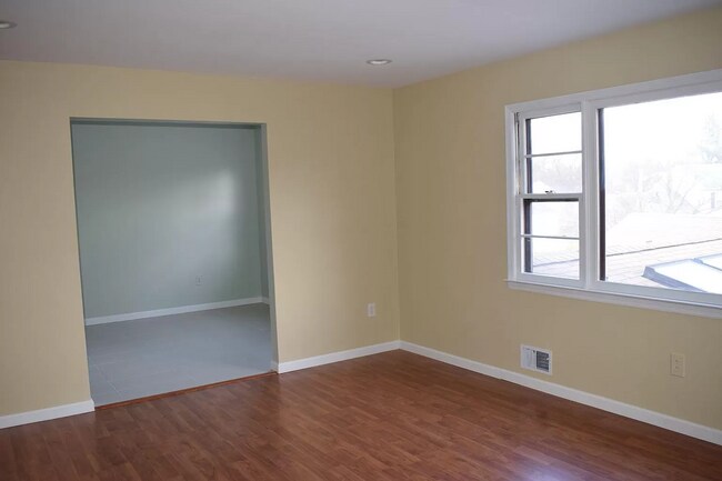 Building Photo - 8 Stratford Cir