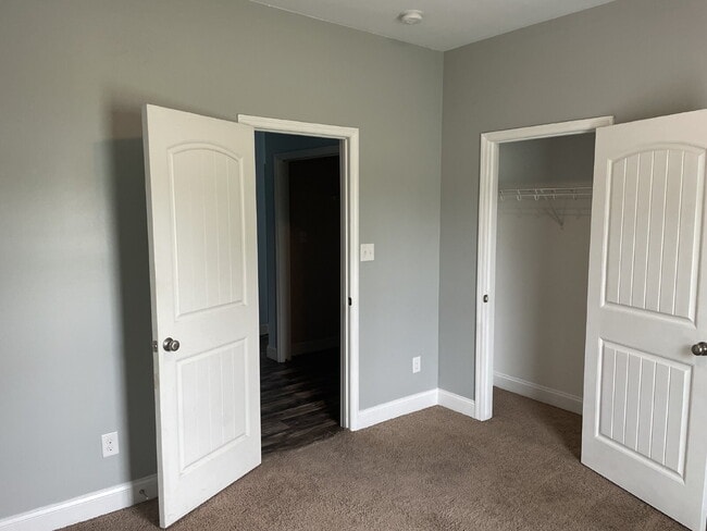 Building Photo - Pet Friendly Three Bedroom Two Full Bathro...