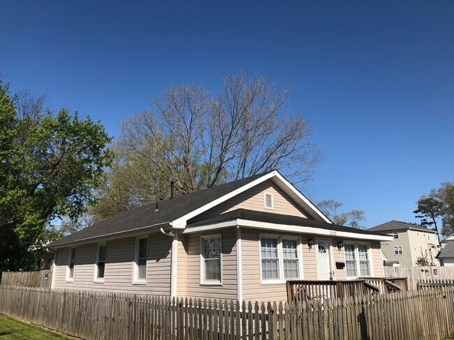Primary Photo - 1300 Cypress Ave