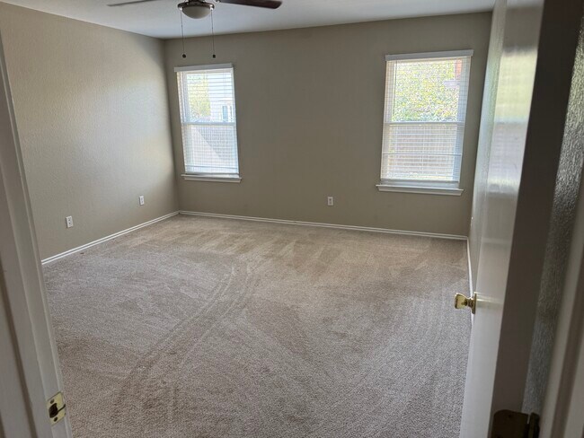 Building Photo - 450 Carriage Way