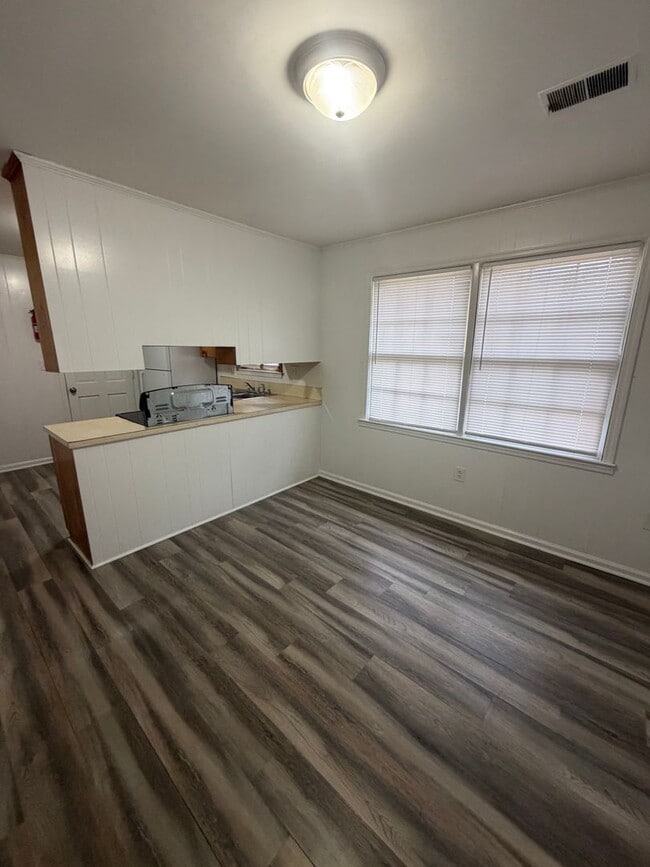 Building Photo - 3 Bedroom available