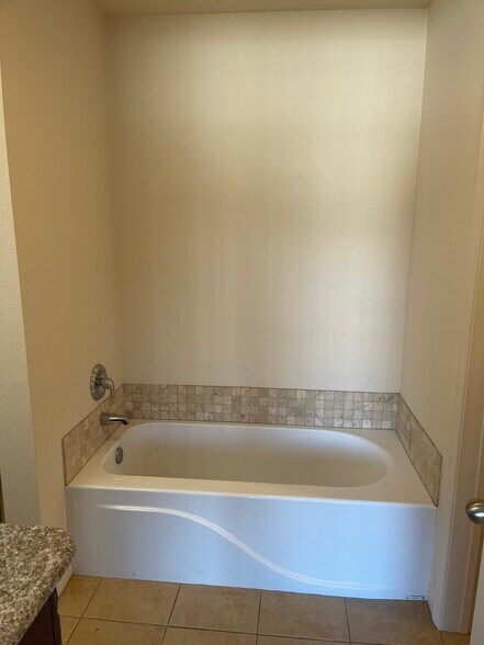 Building Photo - 1918 Kelly Ave