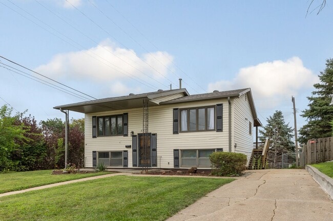 Primary Photo - Split-Entry Home in La Vista! This 3-bedro...