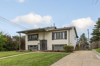 Building Photo - Split-Entry Home in La Vista! This 3-bedro...