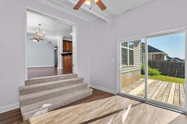 Building Photo - 570 Lory Ln