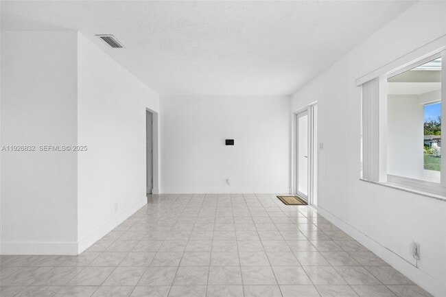 Building Photo - 3925 NW 19th Ave