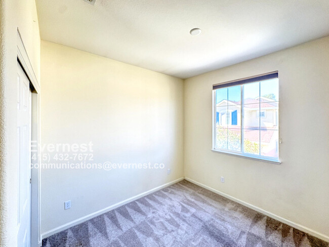 Building Photo - Gorgeous 3-Bedroom Home in a Prime Locatio...