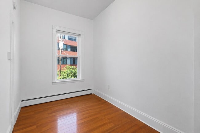 Building Photo - 86 Griffith St