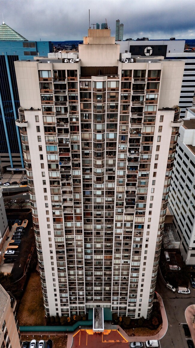 Building Photo - 45 River Dr S