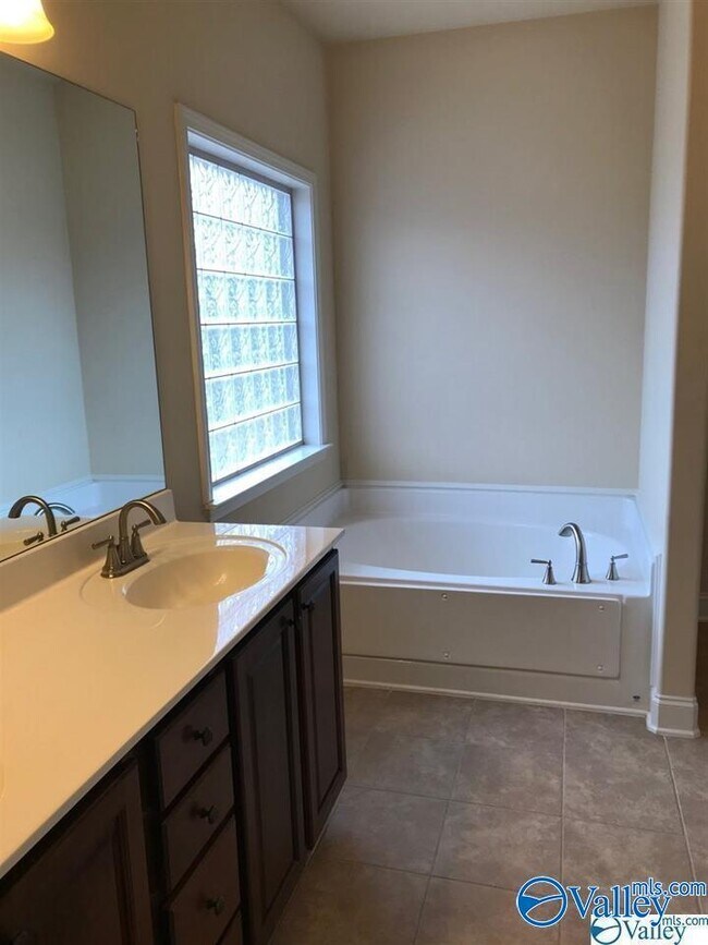 Building Photo - 467 E Mossyleaf Dr SW