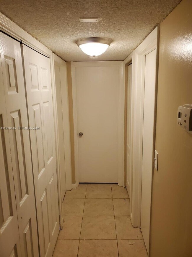 Building Photo - 215 Lake Pointe Dr