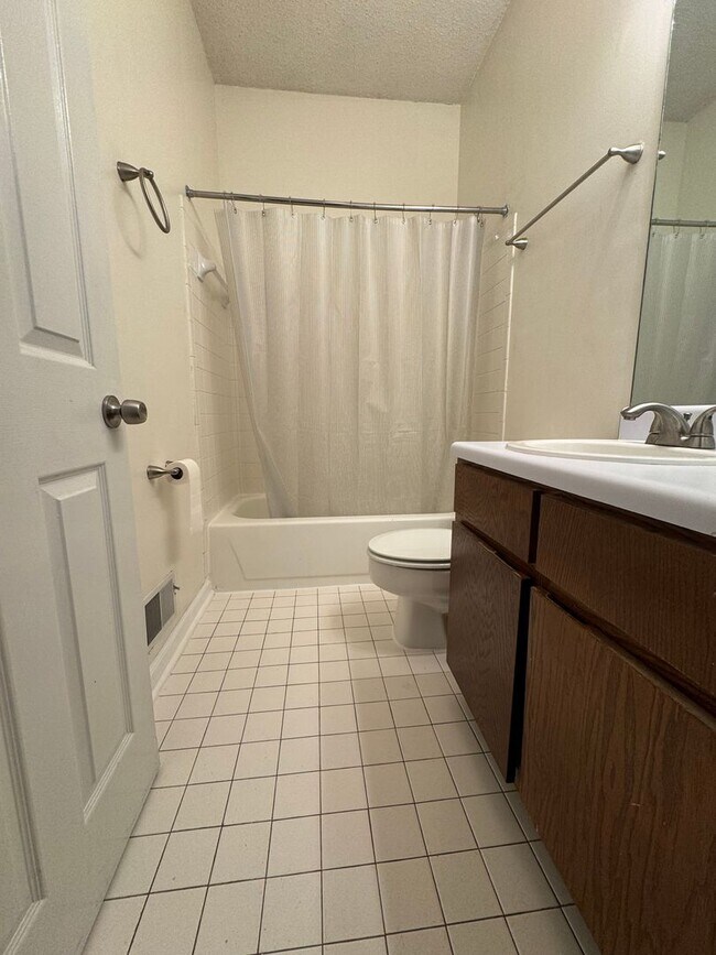 Building Photo - Lakewood Commons K201