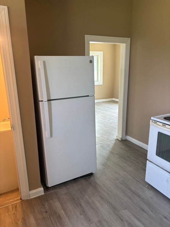 Building Photo - Section 8 welcome, 4bd 2 bath