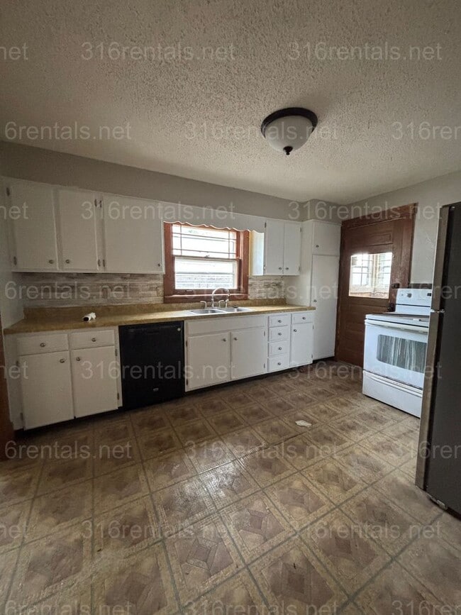 Building Photo - Five bedroom Two bath house for rent!