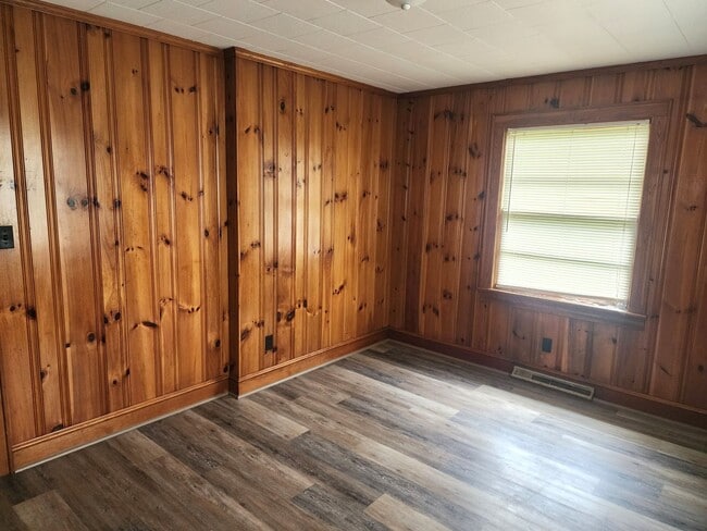 Building Photo - 571 Lovers Ln