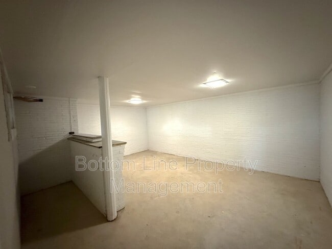 Building Photo - 1429 W Horah St