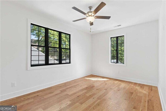 Building Photo - 1385 Sylvan Cir NE