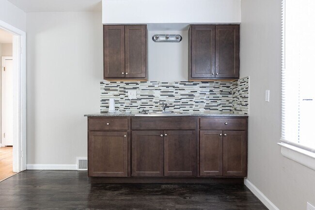 Building Photo - Beautiful Brick Bungalow Only 1375/mo!
