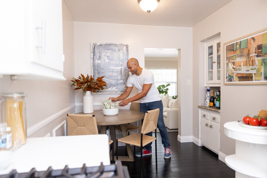 Building Photo - 1119 N Sweetzer Ave