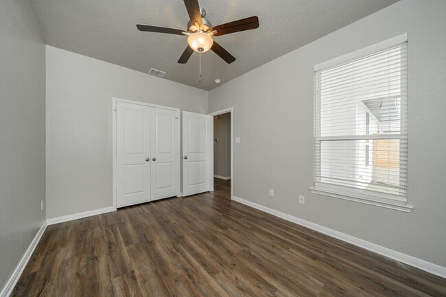 Building Photo - Bright & Cozy Townhome