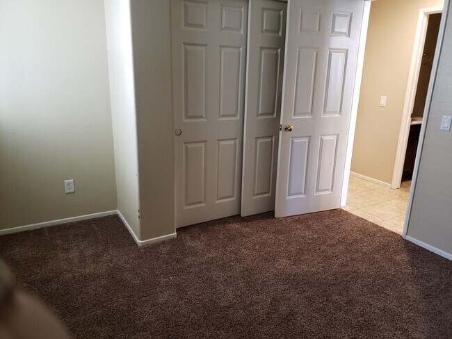 Building Photo - 4 Bedroom 2.75 Bathroom House