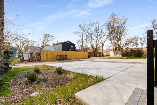 Building Photo - 2015 9th Ave N