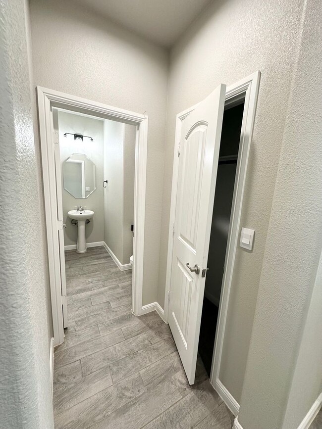 Building Photo - 4 Bed 3.5 Bath Ready To Rent ASAP! 6 Month...