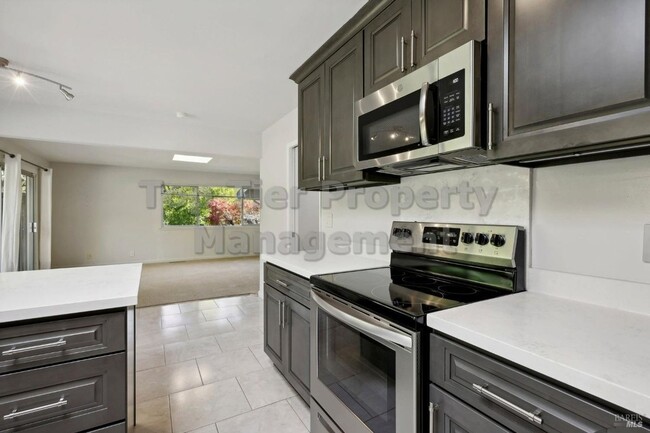 Building Photo - Beautiful 3 bedroom, 2 bath, 2,039 sqft hi...