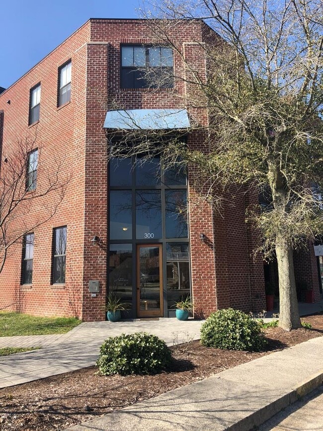 Primary Photo - 2-32A Mason Ave