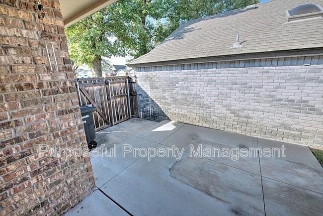 Building Photo - 2102 Lonnie Ln