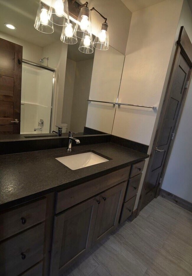 Building Photo - End Unit 3 Bedroom 2 Bathroom Condo