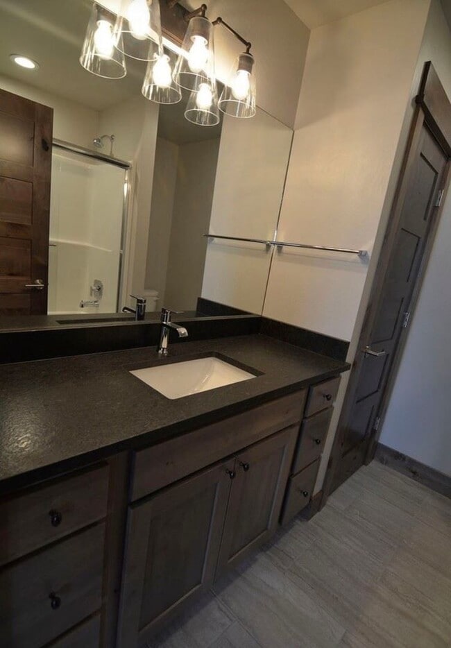 Building Photo - MOVE IN TODAY Beautiful 3 Bedroom 2 Bathroom Condo