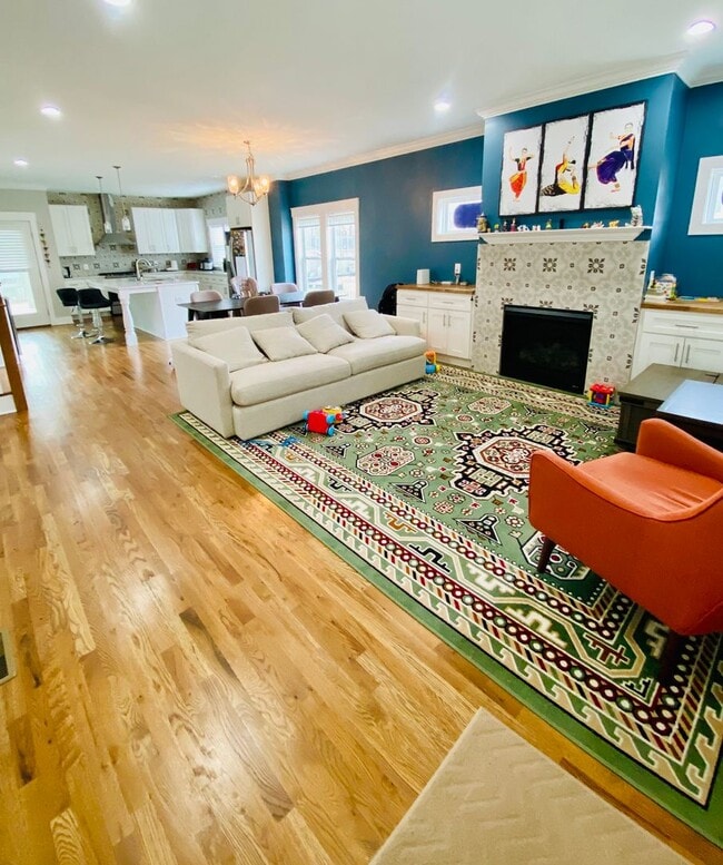 Building Photo - Spectacular 4Bed/3Bath Minutes to Duke with Fenced In Yard