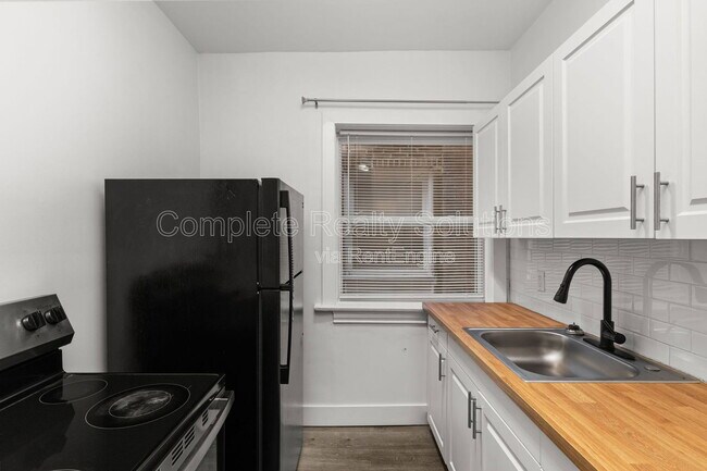 Building Photo - 3702 Meramec St