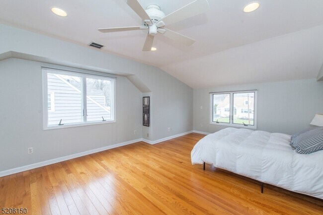 Building Photo - 326 Victor St