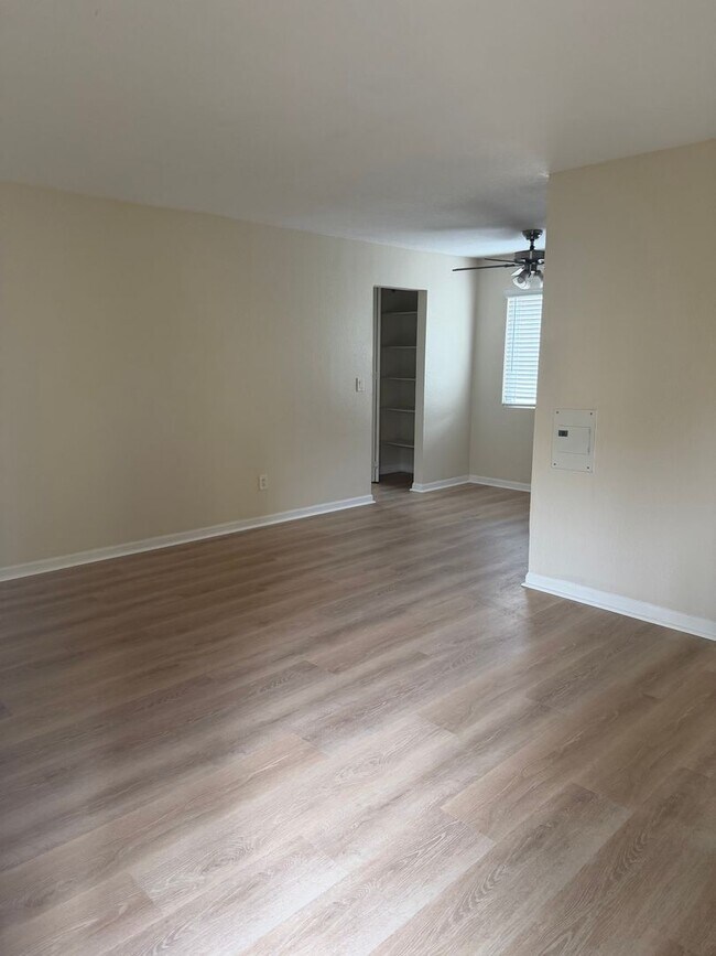 Building Photo - BEADNELL-QUIET UPGRADED CONDO IN GATED COMMUNITY W/ POOL