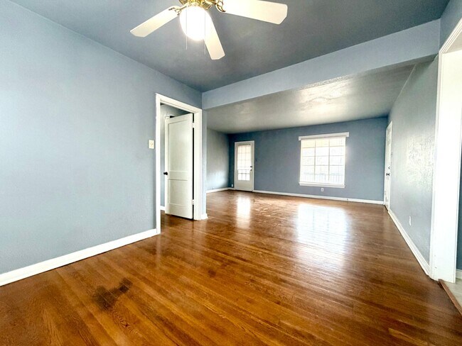 Building Photo - Alamo Heights Townhome