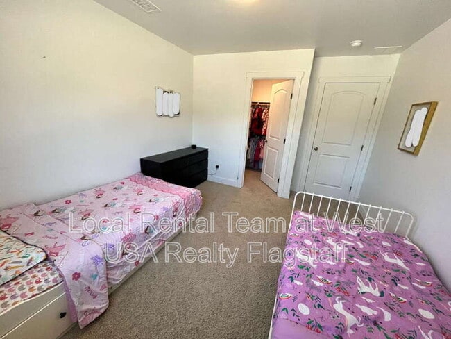 Building Photo - 2705 W Windtree Dr