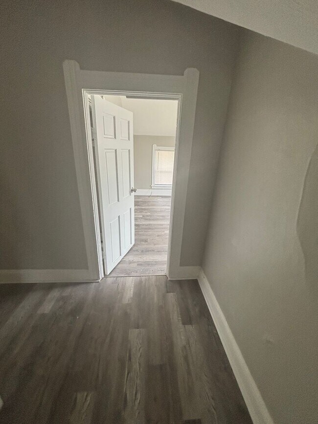 Building Photo - Section 8 Accepted - Spacious 4br/2ba Home