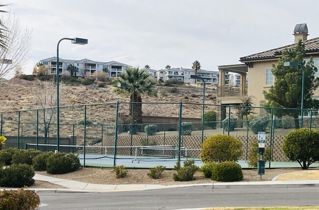 Building Photo - 810 S Dixie Dr