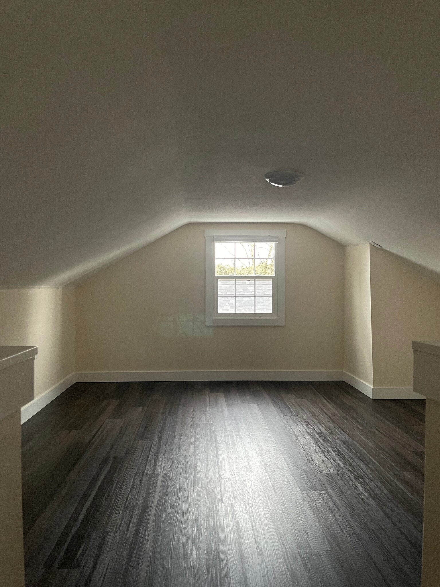 Building Photo - 255 Southview Pl S