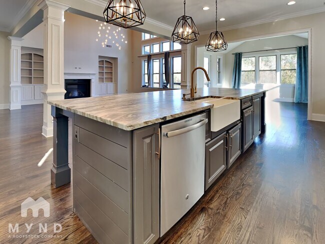 Building Photo - 2995 Manorview Ln