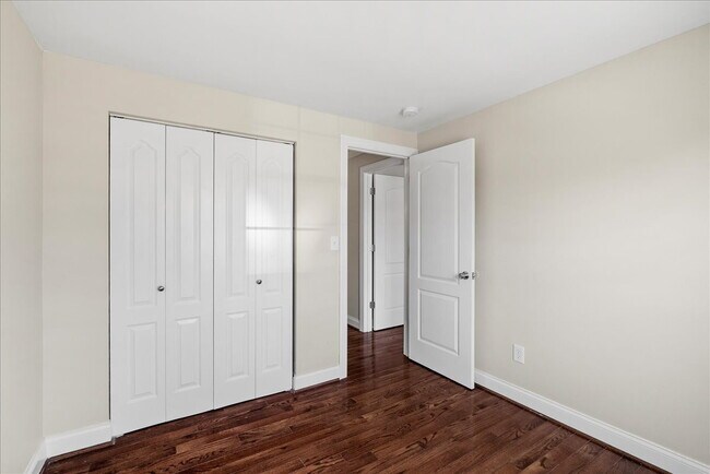 Building Photo - Available Now – Renovated 5BR / 3BA Home in Quiet Sterling Cul-de-Sac