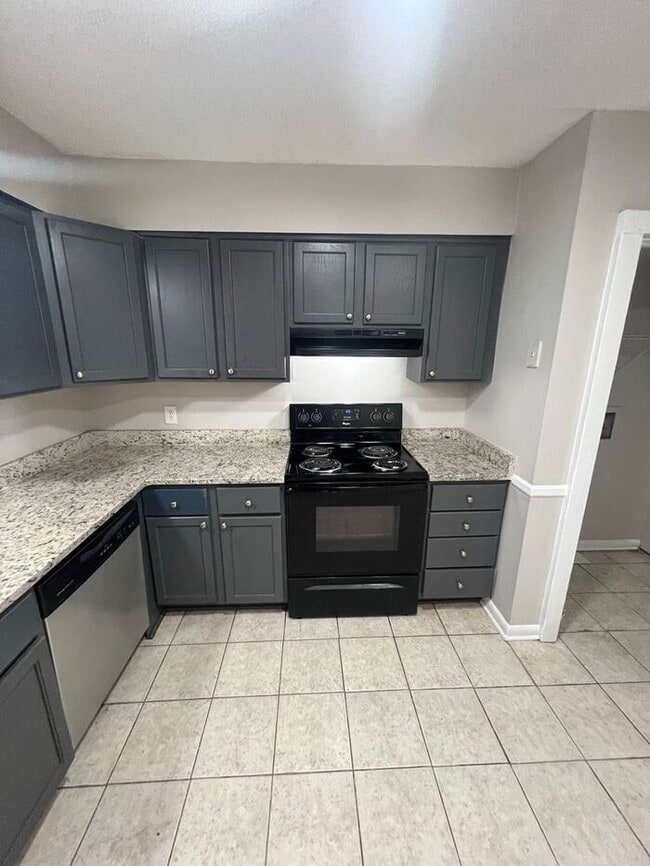 Building Photo - NOW READY!!! 3 bed 1.5 bath TOWNHOME!!