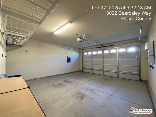 Building Photo - Pristinely Maintained Roseville Home with ...