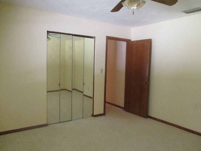 Building Photo - ( Oakcrest) 3/ 2 spacious home